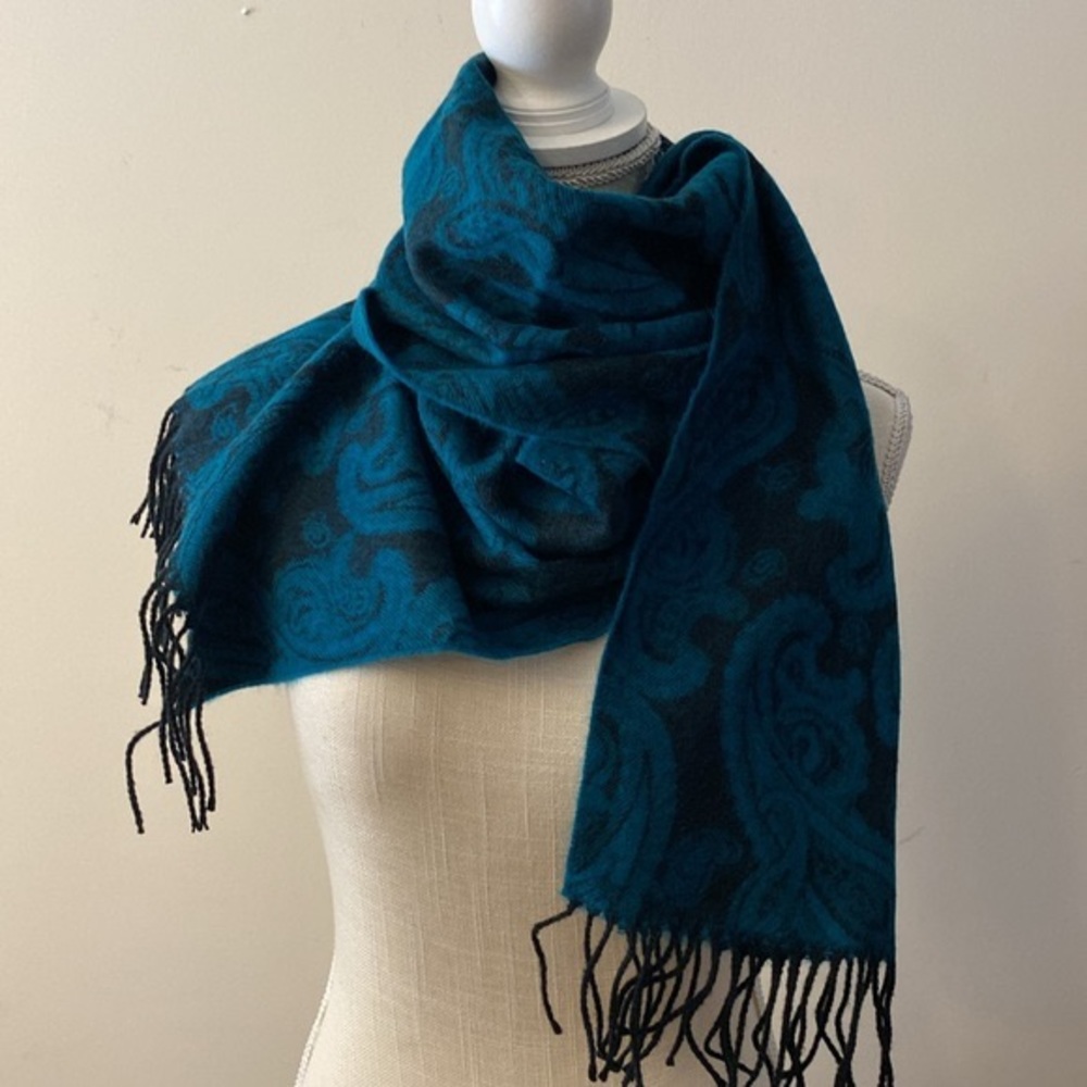 Charming Charlie super soft 💯Acrylic turquoise black paisley scarf wh fringe